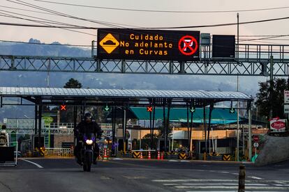 Peaje en la carretera que conduce al Municipio de La Calera, Bogot, Colombia.