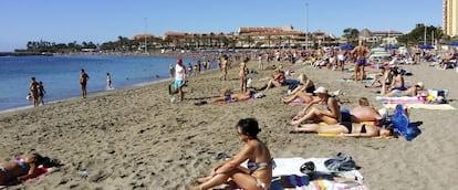 Turistas en la playa de Los Cristianos (Tenerife)