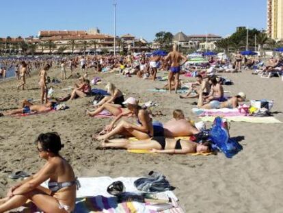 Turistas en la playa de Los Cristianos (Tenerife)