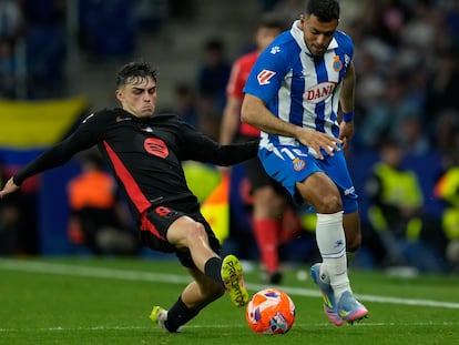 El centrocampista del FC Barcelona, Pedri (i), disputa el balón ante el centrocampista del Espanyol, Álvaro Aguado, este jueves.