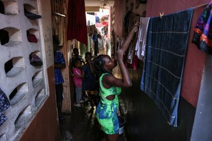 Una mujer desplazada tendía ropa recién lavada en la escuela Darius Denis, en Puerto Príncipe, el 5 de mayo. 