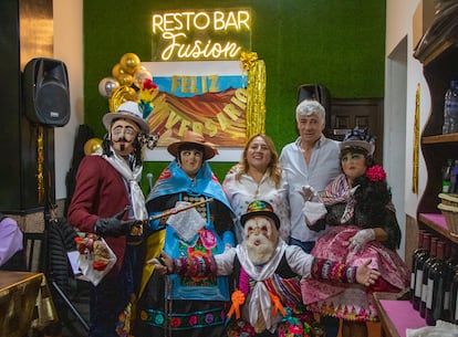 Castany Huamán celebra el sexto aniversario de su restaurante peruano RestoBar Fusión en Prosperidad, con un conjunto de baile tradicional, en diciembre 2024.