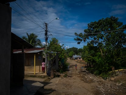 Una de las calles de Puerto Libertador, un municipio cercano a los proyectos mineros denunciados por Rafael Moreno, en la región de Córdoba (Colombia).