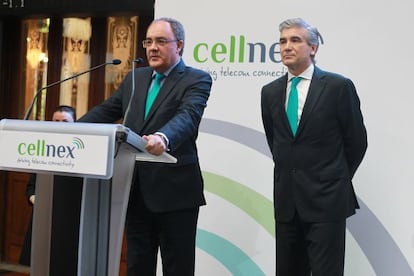 Tob&iacute;as Mart&iacute;nez, consejero delegado de Cellnex, y Francisco Reyn&eacute;s, consejero delegado de Abertis.