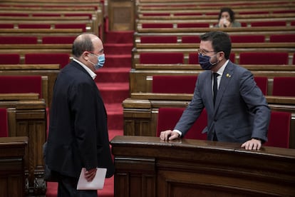El presidente del grupo socialista Miquel Iceta conversa con el vicepresidente Pere Aragonès, este viernes, en el Pleno. Massimiliano Minocri