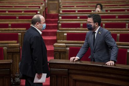 El presidente del grupo socialista Miquel Iceta conversa con el vicepresidente Pere Aragonès, este viernes, en el Pleno. Massimiliano Minocri