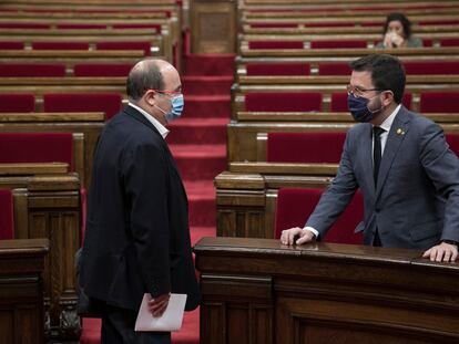 El presidente del grupo socialista Miquel Iceta conversa con el vicepresidente Pere Aragonès, este viernes, en el Pleno. Massimiliano Minocri