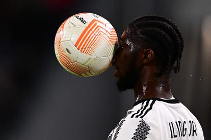 Samuel Iling-Junior controla el esférico con la cabeza, durante el partido este jueves en Turín.