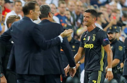 Cristiano Ronaldo abandona Mestalla entre lágrimas tras recibir una roja directa este miércoles ante el Valencia.