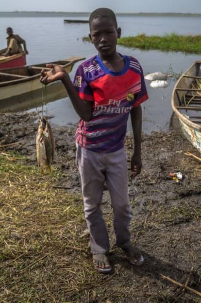 Un niño en la orilla del río en Tagal, en la región del Lago Chad (Chad)