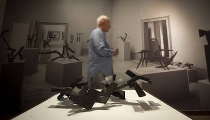 'Hierros de temblor III', de Eduardo Chillida, junto a la imagen de las demás obras del escultor en 1958. 
 