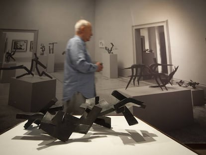 'Hierros de temblor III', de Eduardo Chillida, junto a la imagen de las demás obras del escultor en 1958. 
 