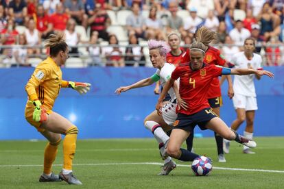 Irene Paredes pelea un balón con Megan Rapinoe.