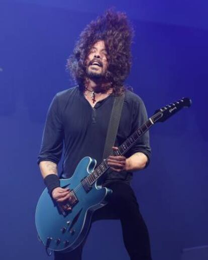 Dave Grohl, líder de Foo Fighters, agitando Glastonbury 2017.