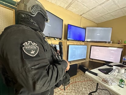 Un policía estatal dentro de uno de los centros de videvigilancia localizados en el municipio de Teocaltiche, el pasado 2 de octubre.