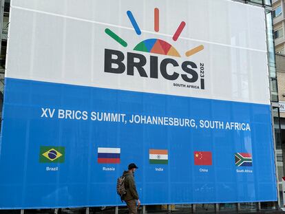 Una persona pasa por delante del Centro de Convenciones de Sandton, que acoge la cumbre de los BRICS, en Johannesburgo (Sudáfrica) el sábado pasado.