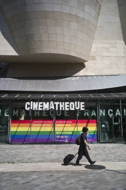 Entrada a la Cinémathèque Française, un edificio proyectado por Frank Gehry en el parque de Bercy de París.