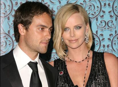 Charlize Theron junto a su expareja Stuart Townsend.