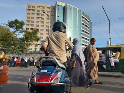 Passers-by on a Bangalore street.