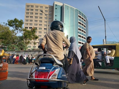 Transeúntes en una calle de Bangalore.