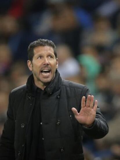 Simeone, durante el partido ante la Real Sociedad.