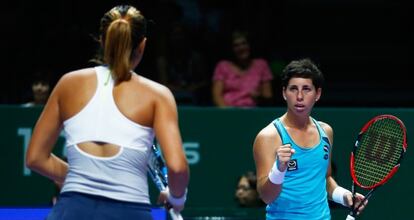 Muguruza y Carla, durante un partido en Singapur.