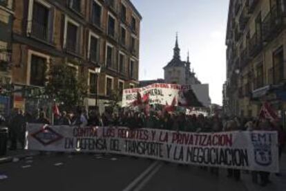 Pancarta de cabeza de la manifestación de los trabajadores del Metro, que ha salido esta tarde de la plaza de la Villa hasta llegar a la Puerta del Sol de Madrid, para reclamar las condiciones laborales pactadas en el convenio colectivo.