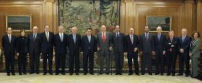 El rey Juan Carlos, que recibió hoy en audiencia en el Palacio de la Zarzuela al Consejo de Administración de ENAGÁS encabezado por su presidente, Antonio Llardén (7i), posa para la foto de familia.