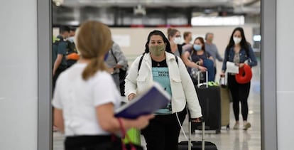 Pasajeros procedentes de Lima (Perú) el pasado sábado en el aeropuerto de Madrid-Barajas.