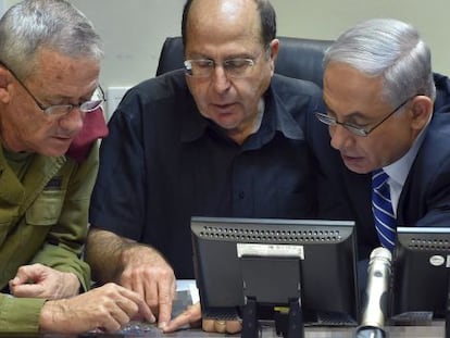 El primer ministro de Israel, Benjamin Netanyahu junto al ministro de Defensa y el jefe de personal mientras observan mapas de la Franja.