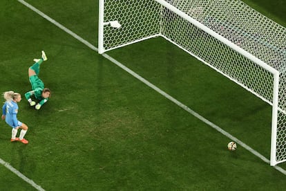 Alex Greenwood y la guardameta Mary Earps siguen con la vista la trayectoria del gol de Olga Carmona.