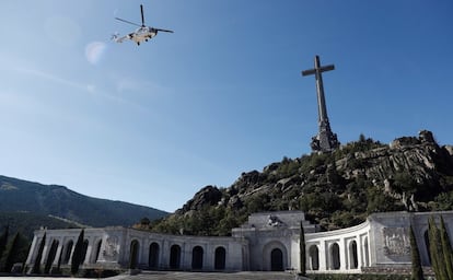 El helicóptero militar con los restos de Franco sale del Valle de los Caídos, 44 años después de que fuera enterrado allí, el 24 de octubre de 2019. Los restos del dictador se sacaron de la basílica y se trasladaron al cementerio de Mingorrubio.