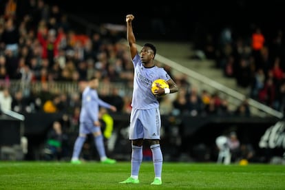 Vinicius alza el puño en protesta contra el racismo que sufre, el pasado 2 de marzo en Mestalla, tras marcar un gol al Valencia.