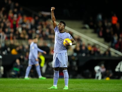 Vinicius alza el puño en protesta contra el racismo que sufre, el pasado 2 de marzo en Mestalla, tras marcar un gol al Valencia.