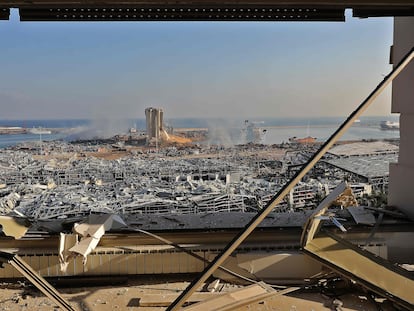 Imagem do porto de Beirute depois da explosão, nesta quarta-feira.