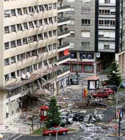 Estado en el que quedó el edificio frente al que los etarras situaron un coche bomba en Logroño.