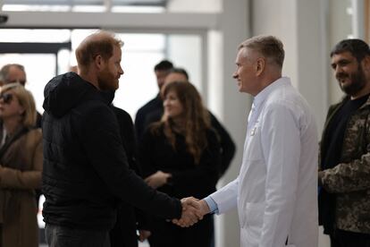 El príncipe Enrique durante la visita al Centro Superhumans, en Ucrania, el 10 de abril de 2025.