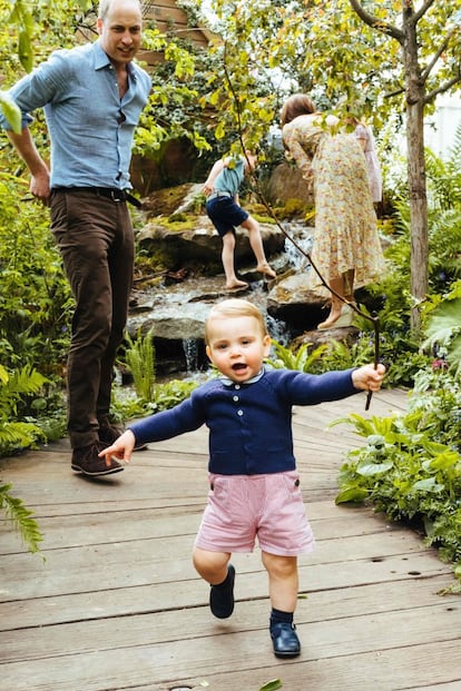 Una de las fotos más llamativas es la de Luis de Cambridge, el tercero de los hijos de los duques, dando sus primeros pasos bajo la mirada de su padre, el príncipe Guillermo.