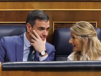 El presidente del Gobierno, Pedro Sánchez, y la vicepresidenta segunda, Yolanda Díaz, durante la sesión de control al Gobierno, este miércoles.