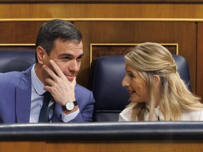 El presidente del Gobierno, Pedro Sánchez, y la vicepresidenta segunda, Yolanda Díaz, durante la sesión de control al Gobierno, este miércoles.