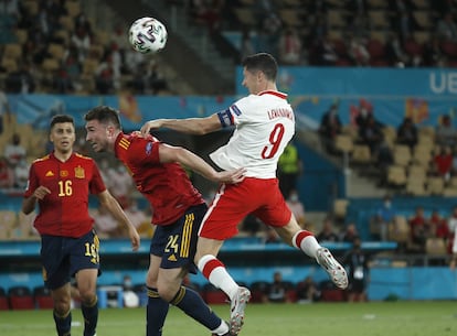 El jugador polaco Robert Lewandowski marca el gol del empate.