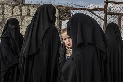 Una madre rusa y su hijo en la tienda de protección de uno de los mayores campamentos de desplazados del noreste de Siria. En el campamento también viven mujeres y niños de diferentes nacionalidades en una zona separada.