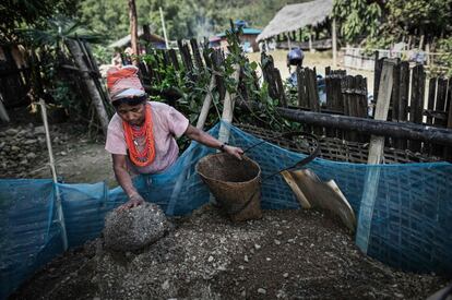 La mujer chamán Jang Ngon trabaja en el patio de su casa en la aldea de Satpalaw Shaung.