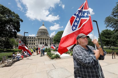 David Flynt fuera del Congreso de Mississippi con un grupo que apoya la bandera estatal actual.