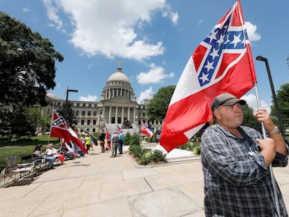David Flynt em frente ao Legislativo do Mississippi com um grupo que apoia a bandeira estadual atual.