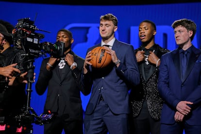 Cooper Flagg posa con un balón en la ceremonia celebrada en Nueva York.