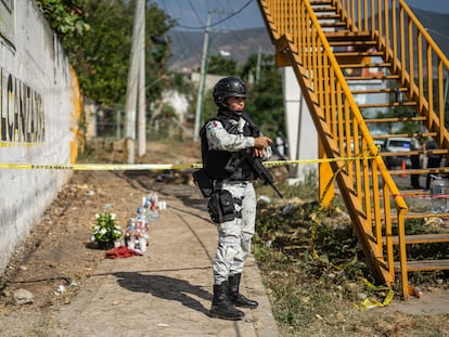 Un miembro de la Guardia Nacional vigila el sitio del accidente en la carretera Tuxtla-Chiapa de Corzo, en el Estado de Chiapas, México, este viernes.