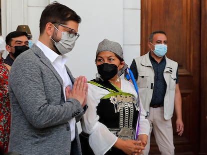 El presidente electo de CHile, Gabriel Boric, visita a la presidenta de la Asamblea Constituyente, Elisa Loncon, el 21 de diciembre pasado, en Santiago.