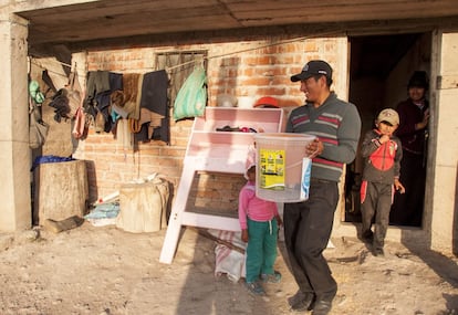 Segundo Guiñan y sus hijos llevan su nuevo filtro para probarlo. Les permitirá que los niños tengan un acceso permanente a agua libre de bacterias y parásitos. 