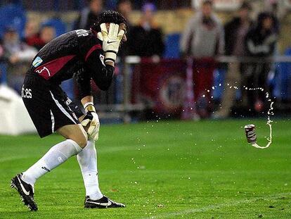 El portero sevillista Andrés Palop agredido   en el  Vicente Calderón (Madrid) en 2006, un ejemplo de la violencia de ciertos <i>hinchas.</i>